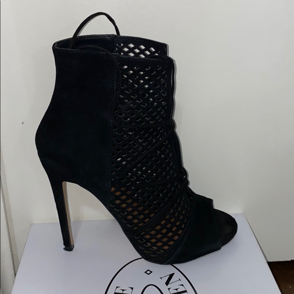 Steve Madden black bootie heel